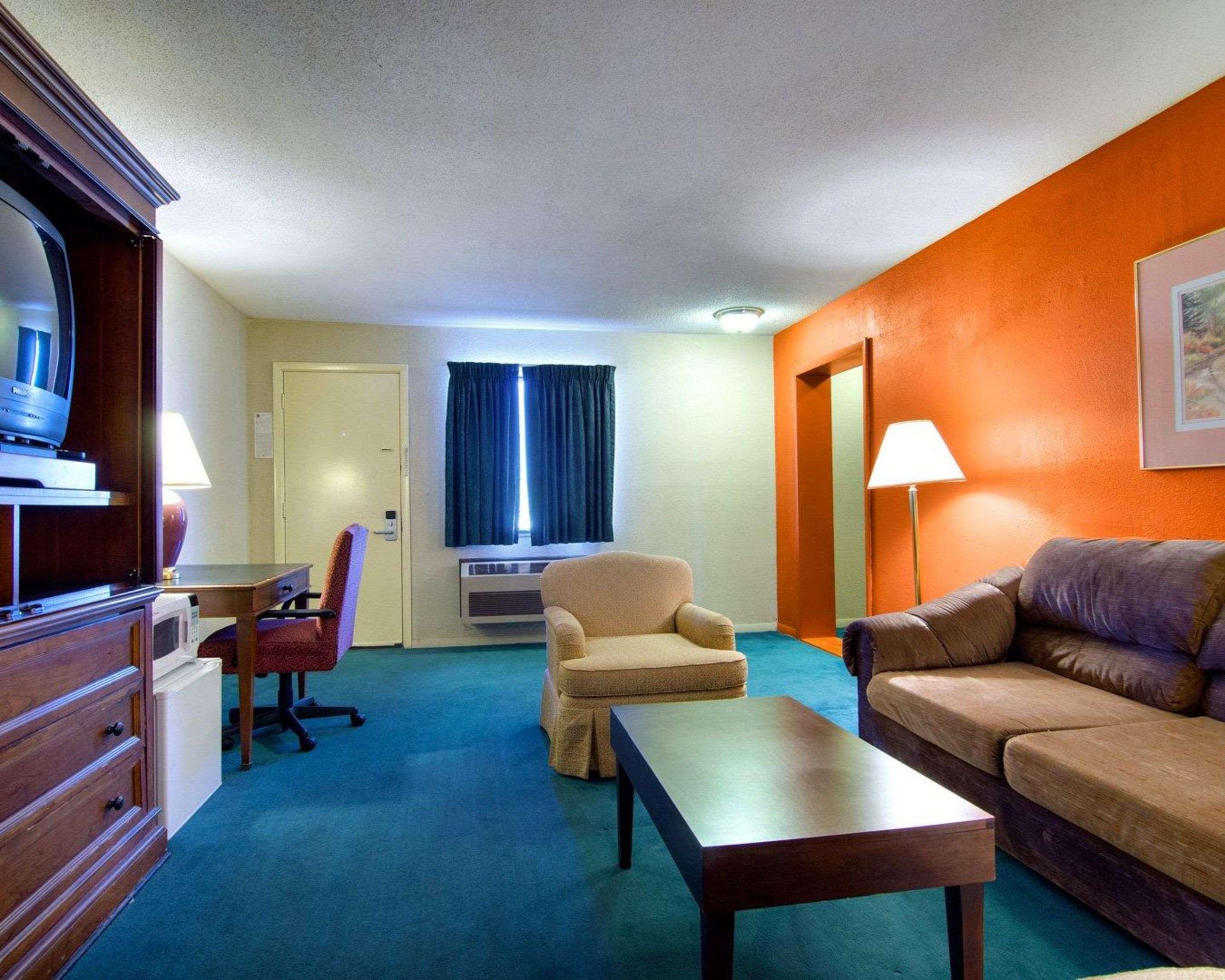 Knights Inn & Suites Emporia Exteriör bild